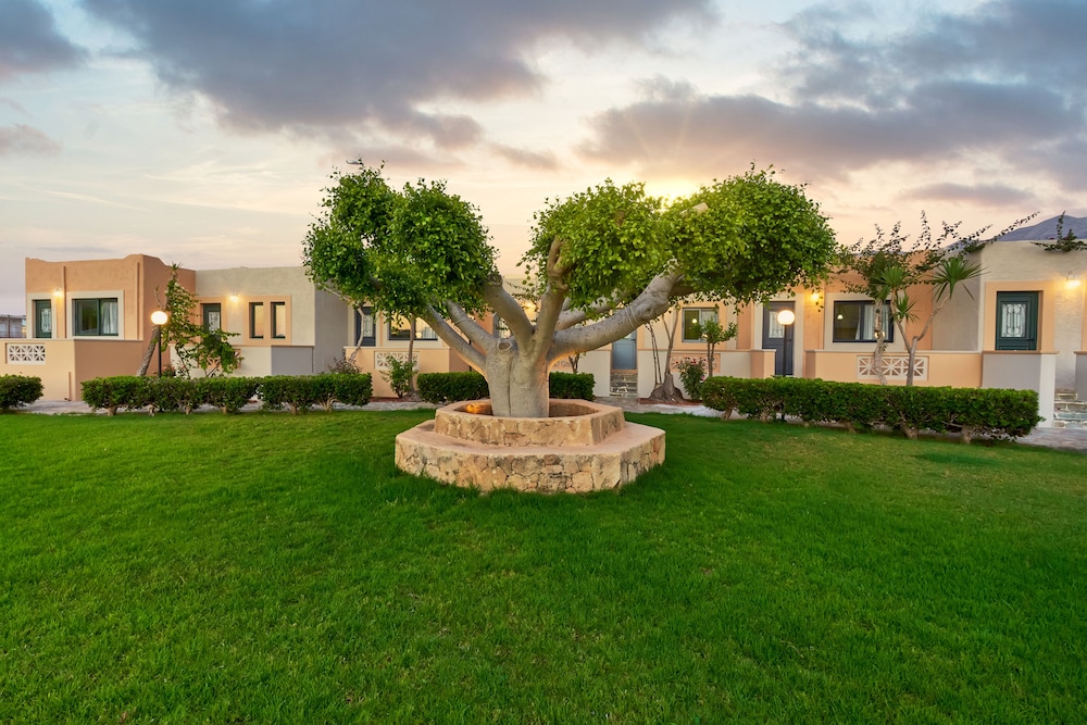 Golden Bay Apartments-Garden Haven — Hotel building in Malia