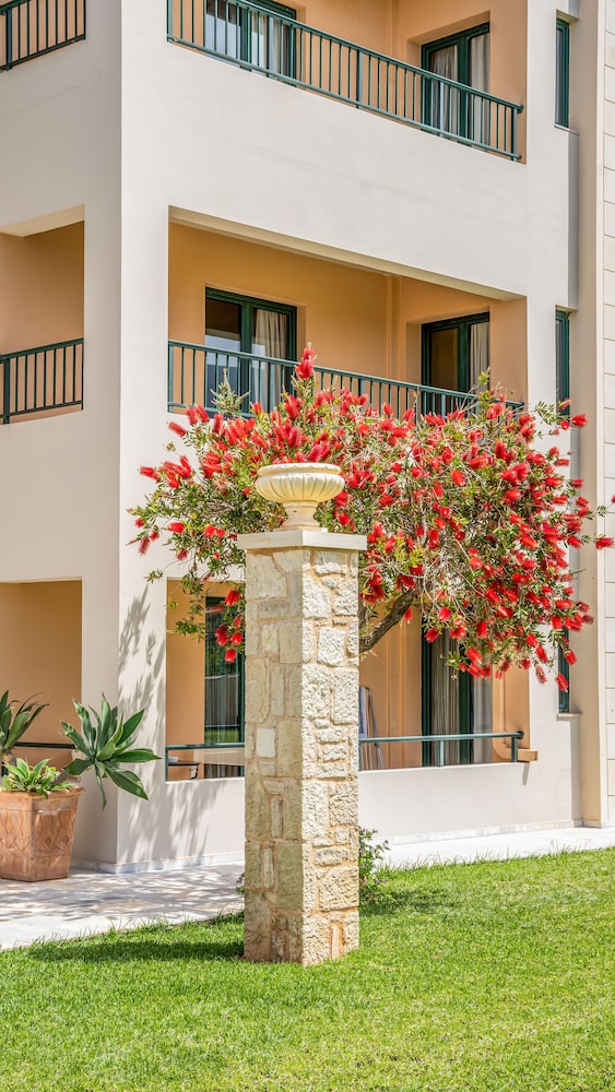Golden Bay Apartments-Garden Haven — Hotel building in Malia