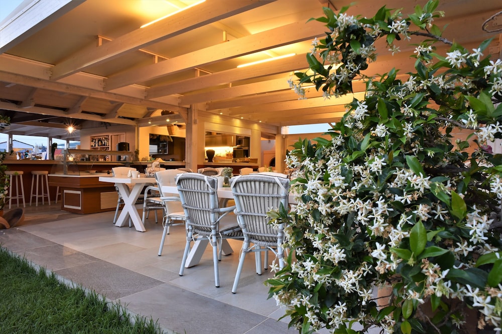 Golden Bay Apartments-Garden Haven — Restaurant & bars in Malia