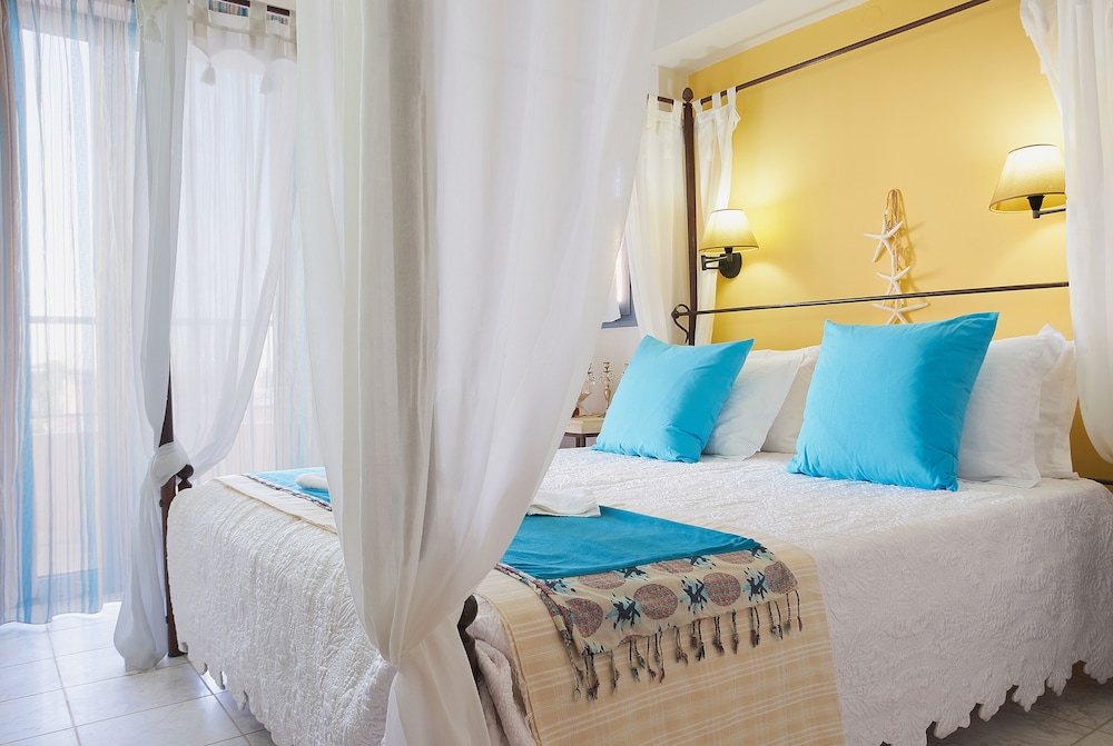 Golden Bay Apartments-Garden Haven — Hotel rooms in Malia