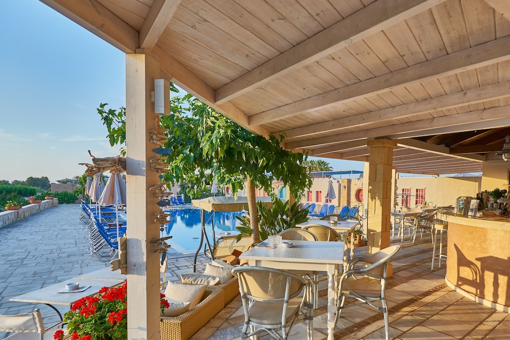 Golden Bay Apartments-Garden Haven — Restaurant & bars in Malia