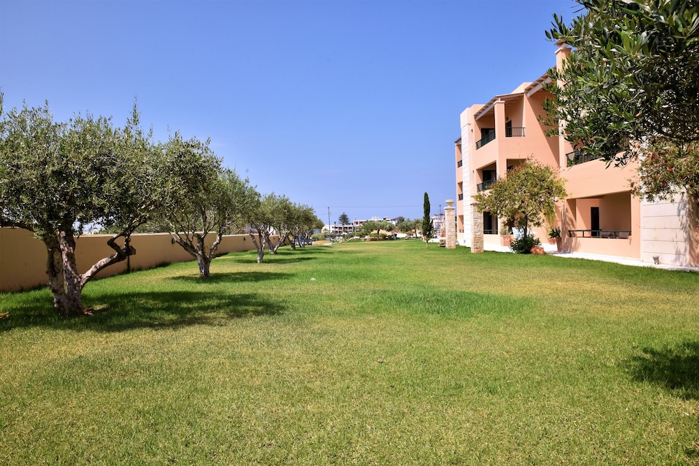 Golden Bay Apartments-Garden Haven — Hotel building in Malia