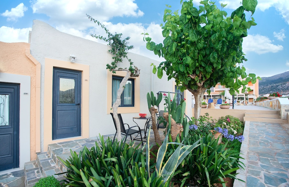 Golden Bay Apartments-Garden Haven — Hotel building in Malia