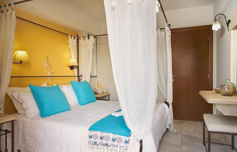 Golden Bay Apartments-Garden Haven — Hotel rooms in Malia