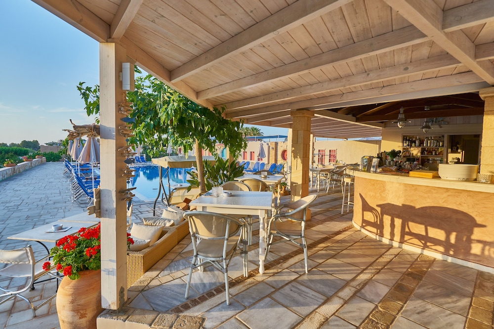 Golden Bay Apartments-Garden Haven — Restaurant & bars in Malia