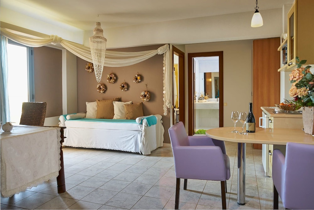 Golden Bay Apartments-Garden Haven — Hotel rooms in Malia