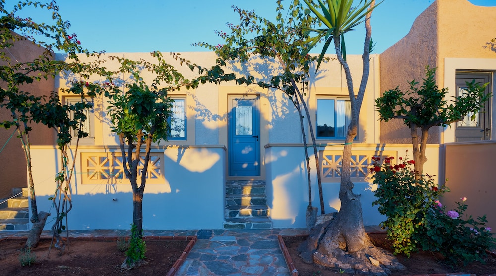 Golden Bay Apartments-Garden Haven — Hotel building in Malia