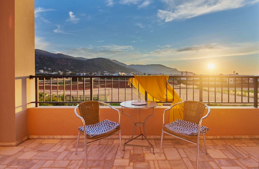 Golden Bay Apartments-Garden Haven — Hotel rooms in Malia