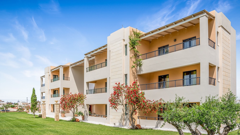 Golden Bay Apartments-Garden Haven — Hotel building in Malia
