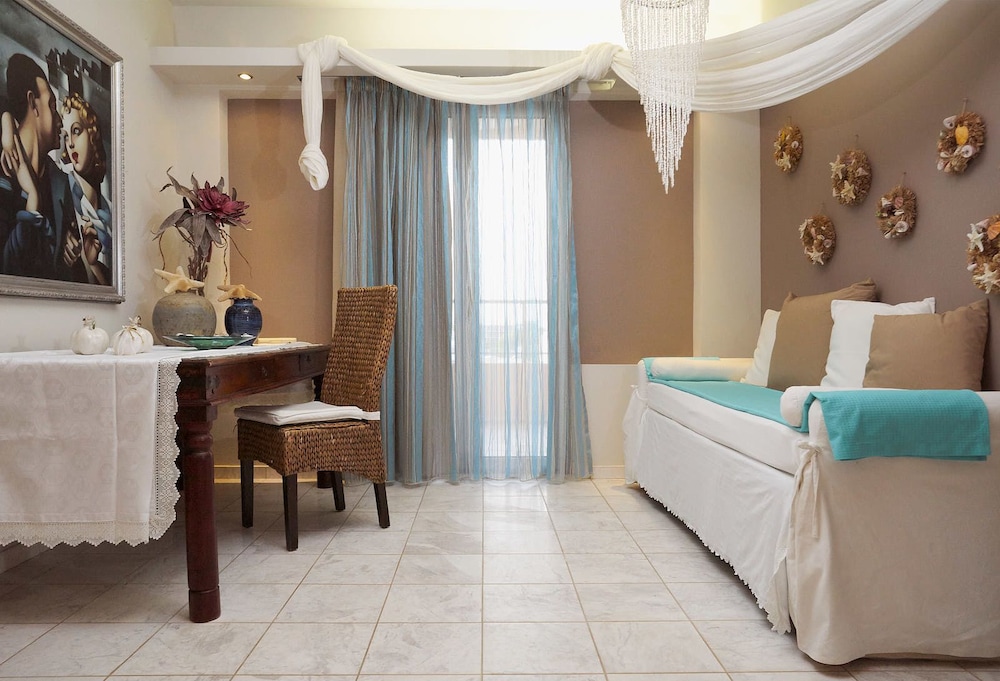 Golden Bay Apartments-Garden Haven — Hotel rooms in Malia