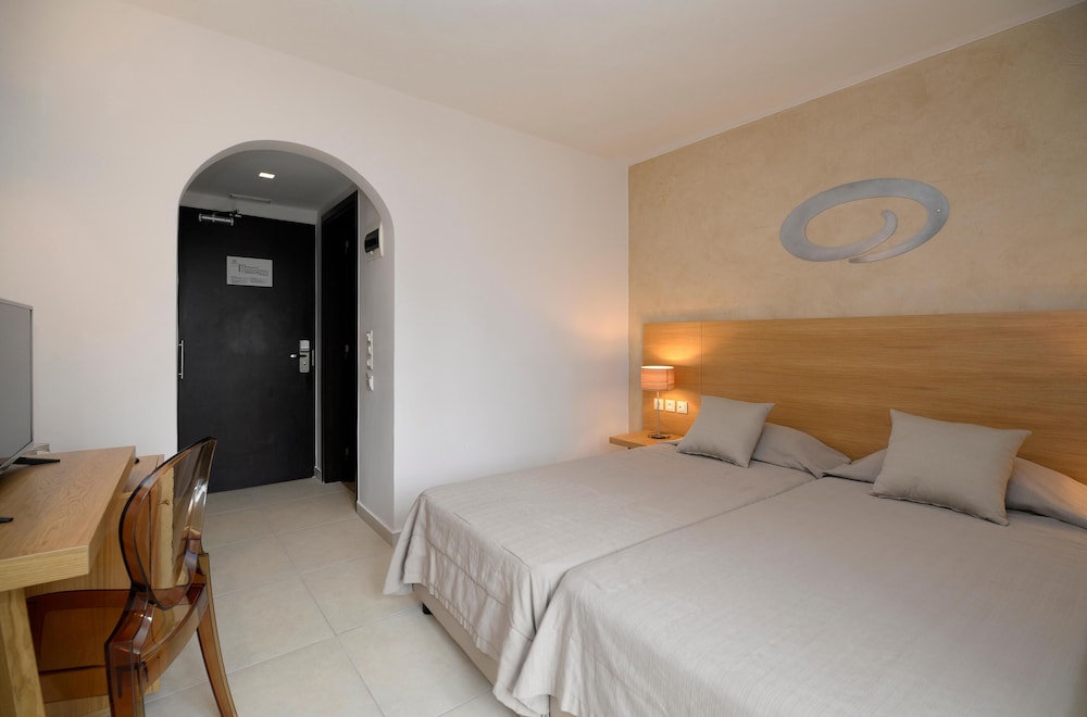 Golden Beach Hotel — Hotel rooms in Hersonissos