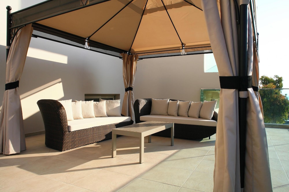 Golden Beach Hotel — Hotel rooms in Hersonissos