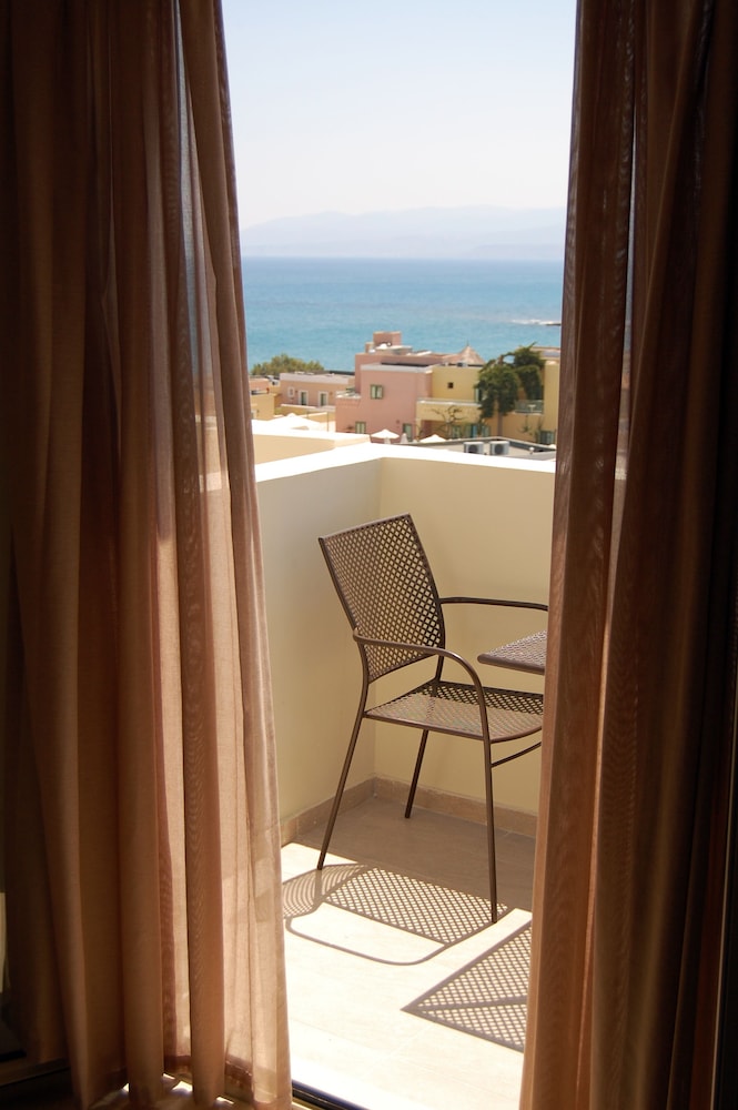 Golden Beach Hotel — Hotel rooms in Hersonissos