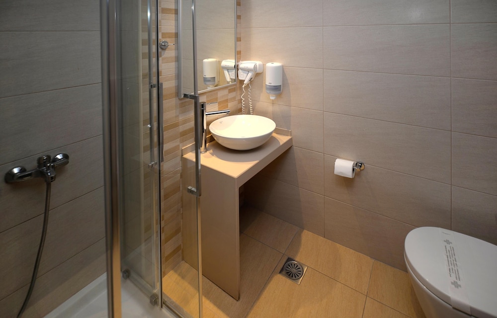 Golden Beach Hotel — Hotel rooms in Hersonissos