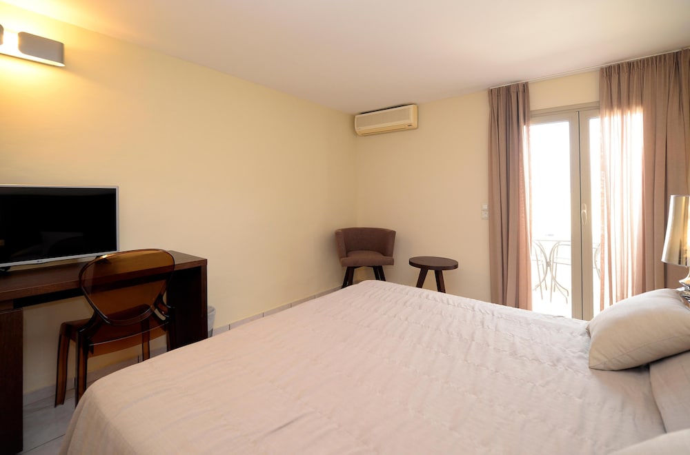Golden Beach Hotel — Hotel rooms in Hersonissos