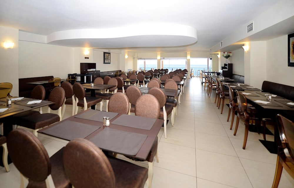 Golden Beach Hotel — Restaurant & bars in Hersonissos