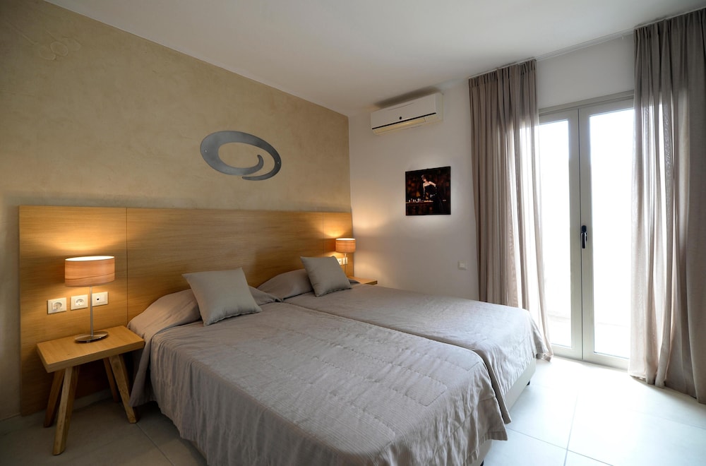 Golden Beach Hotel — Hotel rooms in Hersonissos