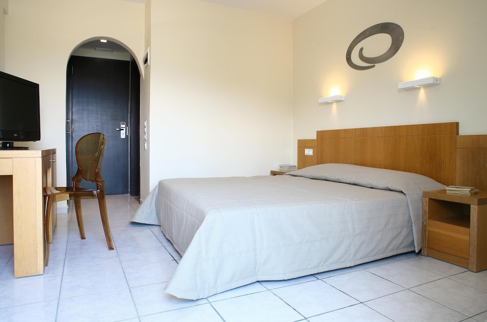 Golden Beach Hotel — Hotel rooms in Hersonissos