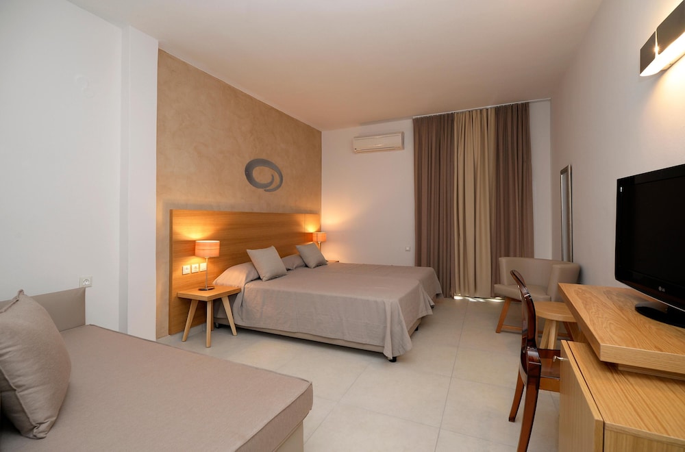 Golden Beach Hotel — Hotel rooms in Hersonissos
