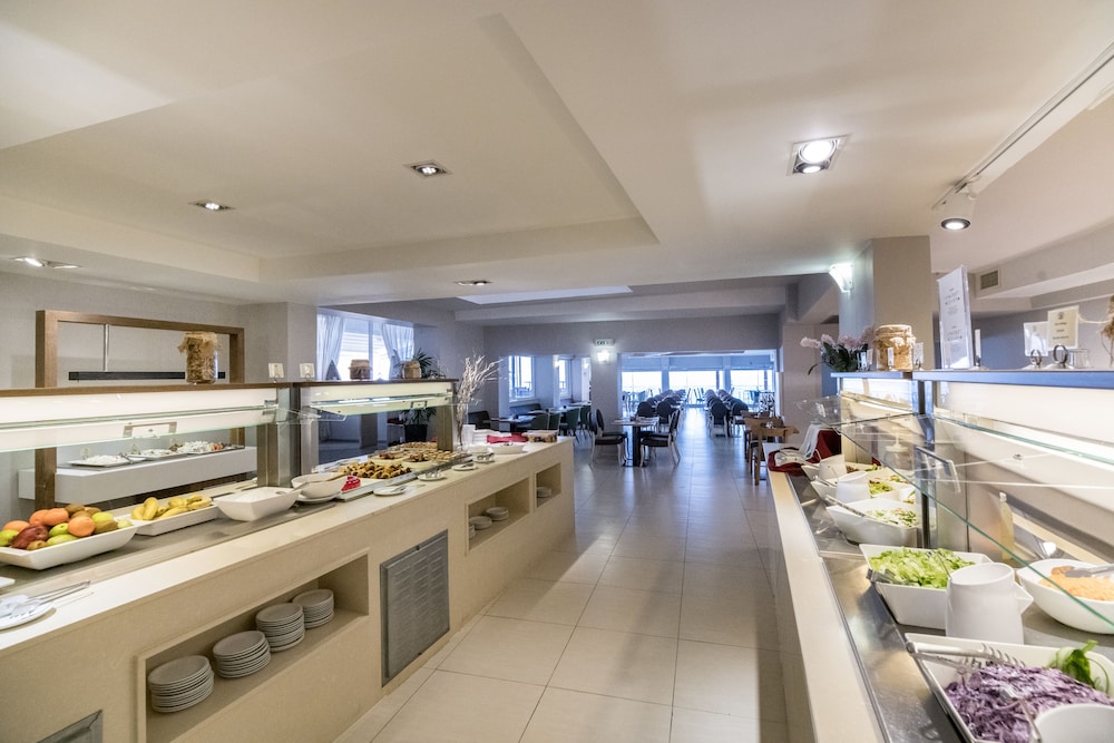 Golden Beach Hotel — Restaurant & bars in Hersonissos