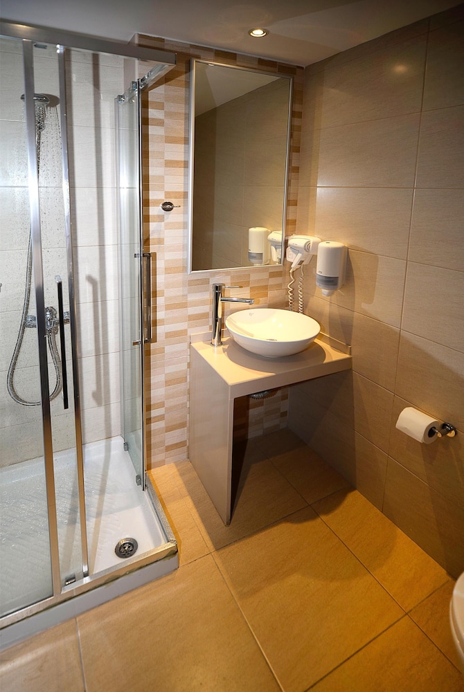 Golden Beach Hotel — Hotel rooms in Hersonissos