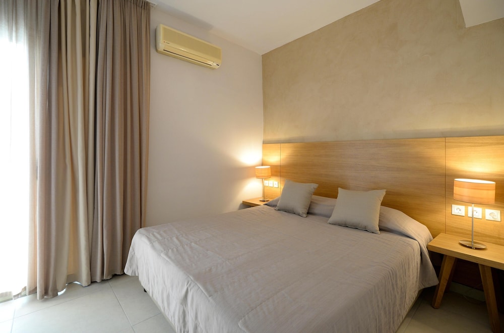 Golden Beach Hotel — Hotel rooms in Hersonissos