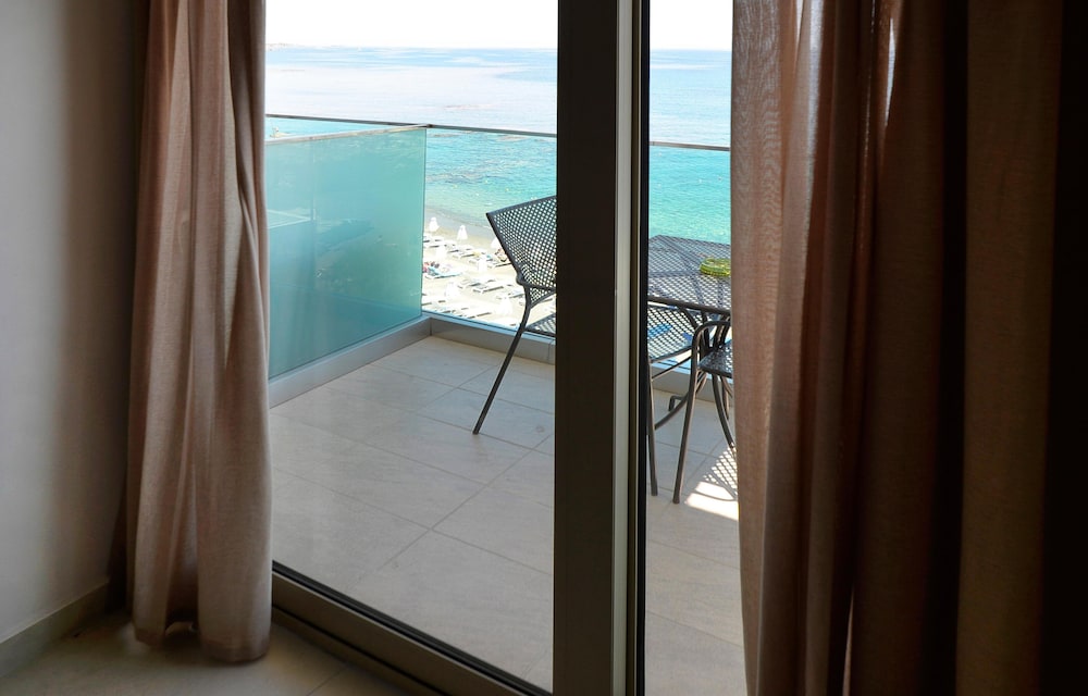 Golden Beach Hotel — Hotel rooms in Hersonissos