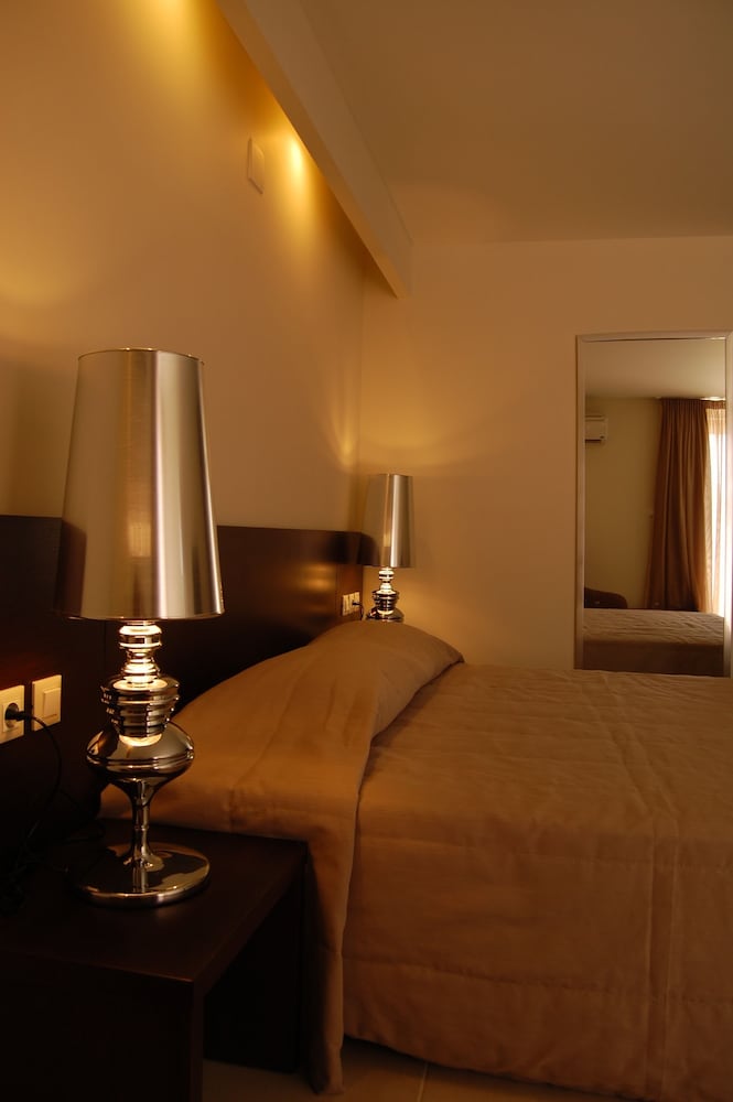 Golden Beach Hotel — Hotel rooms in Hersonissos
