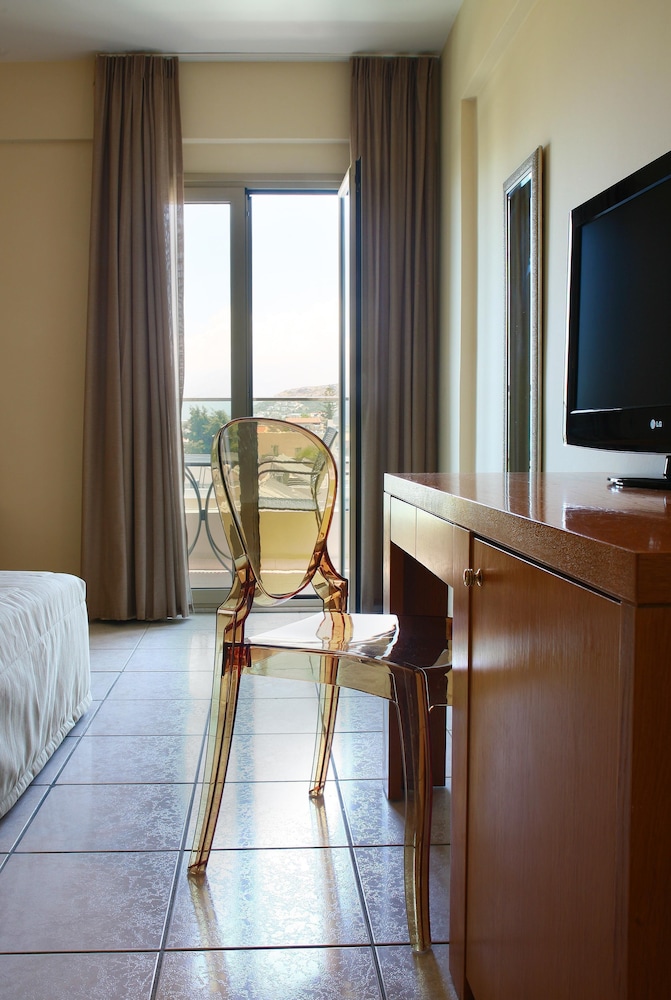 Golden Beach Hotel — Hotel rooms in Hersonissos