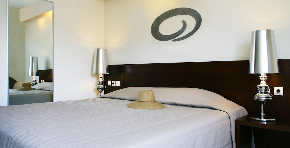 Golden Beach Hotel — Hotel rooms in Hersonissos