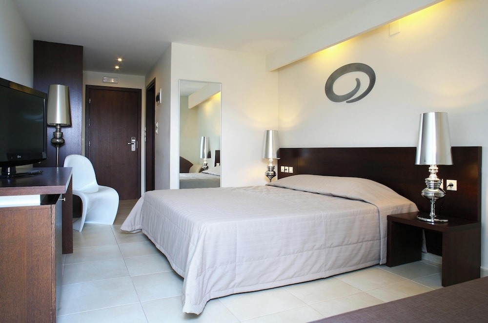 Golden Beach Hotel — Hotel rooms in Hersonissos