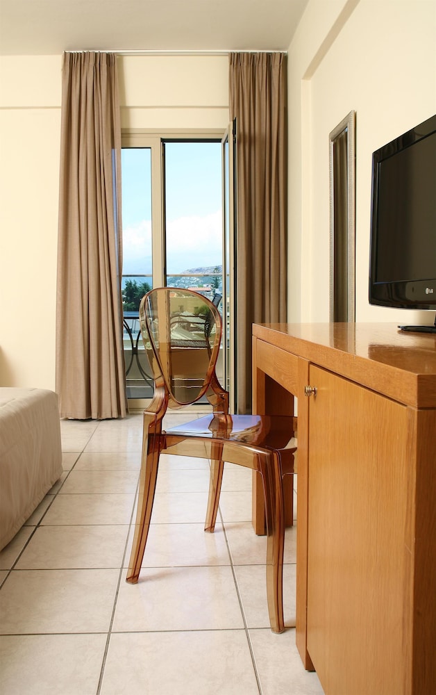 Golden Beach Hotel — Hotel rooms in Hersonissos