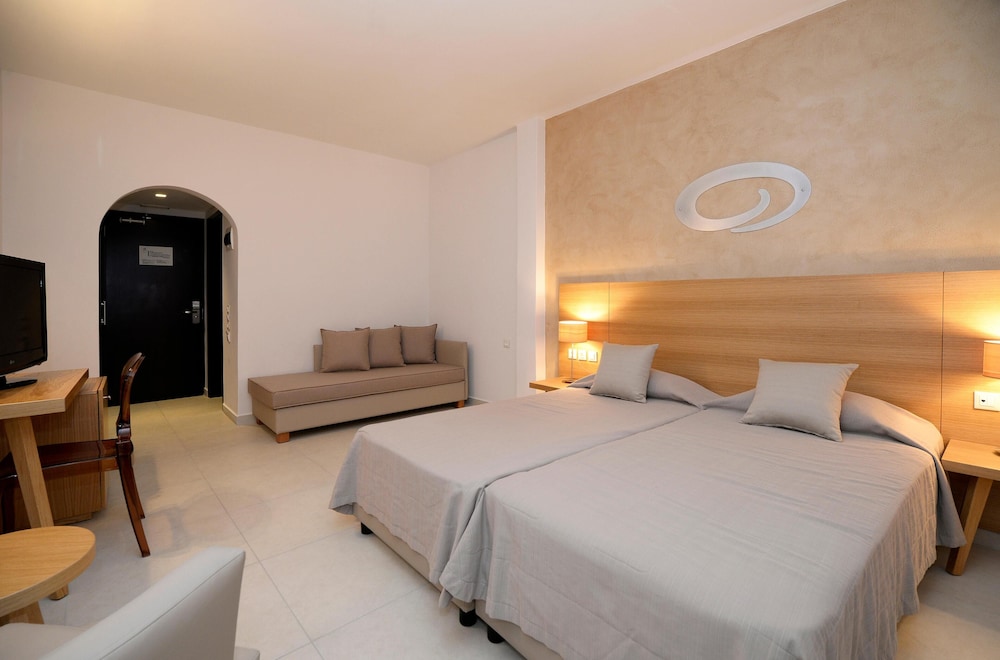 Golden Beach Hotel — Hotel rooms in Hersonissos