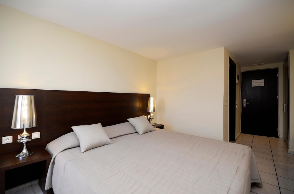 Golden Beach Hotel — Hotel rooms in Hersonissos