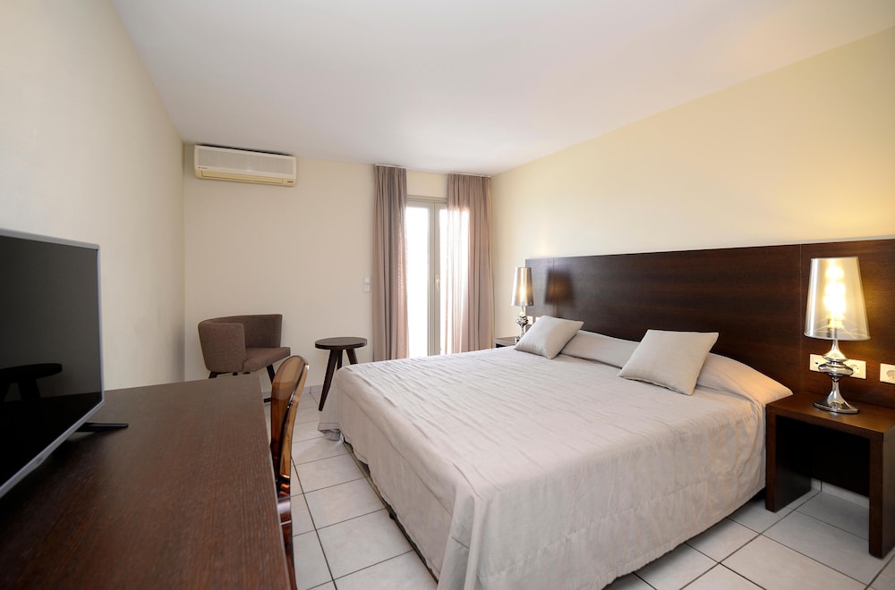 Golden Beach Hotel — Hotel rooms in Hersonissos