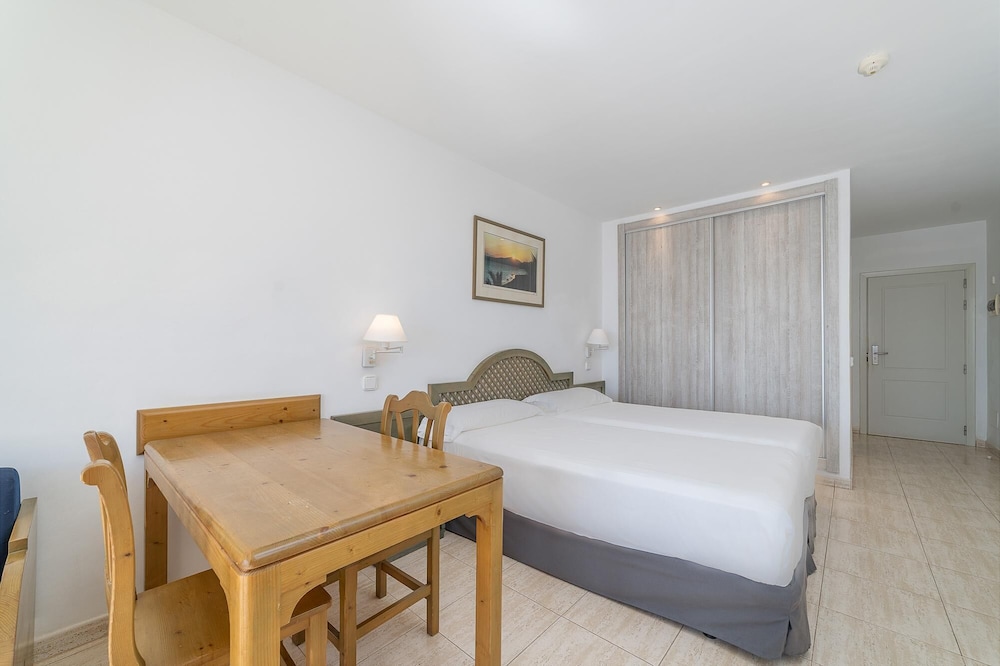 Galeon Playa — Hotel rooms in Costa Teguise, Canary Islands
