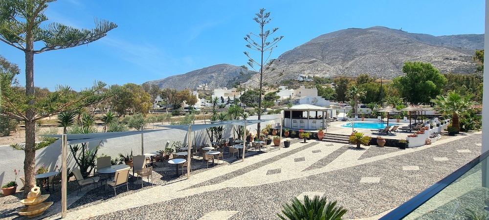 Horizon Resort — Restaurant & bars in Kamari, South Aegean