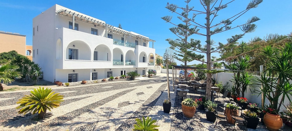 Horizon Resort — Hotel building in Kamari, South Aegean