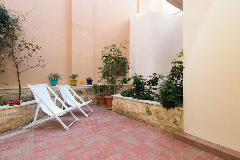 Hotel Ideon — Hotel building in Rethymnon