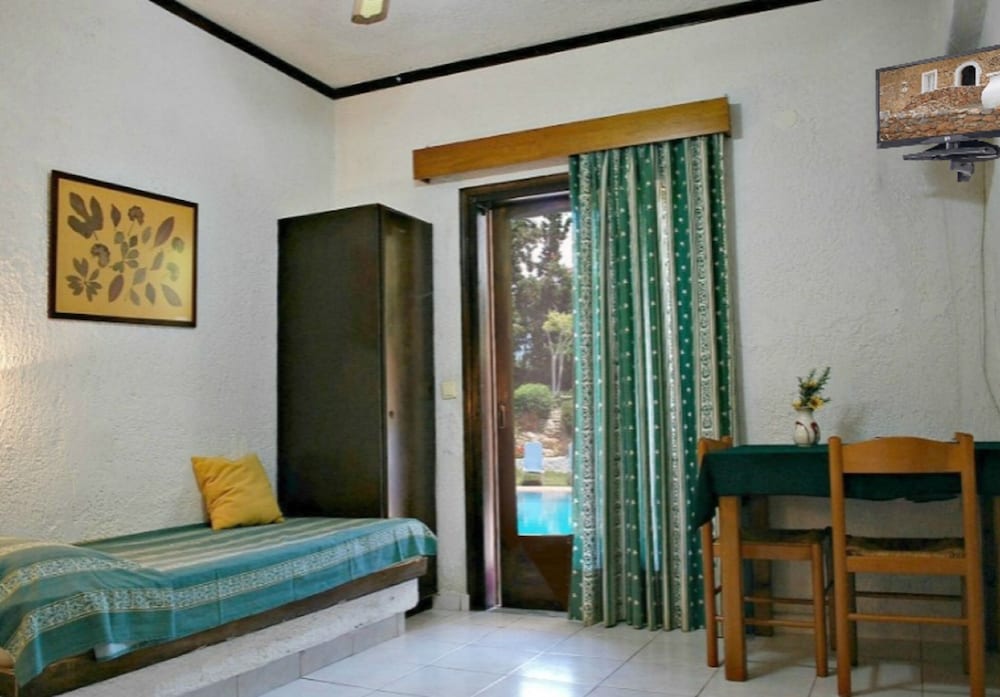 Iliostasi Beach Apartments — Hotel rooms in Hersonissos