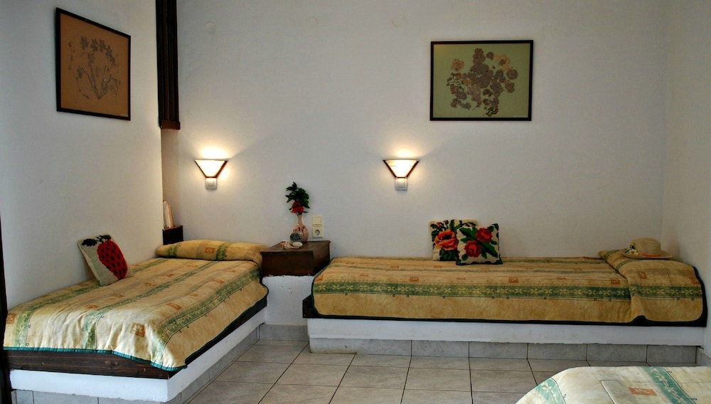 Iliostasi Beach Apartments — Hotel rooms in Hersonissos