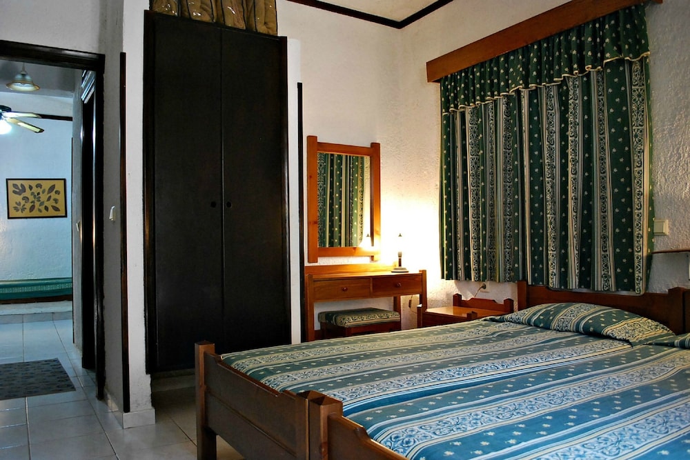 Iliostasi Beach Apartments — Hotel rooms in Hersonissos