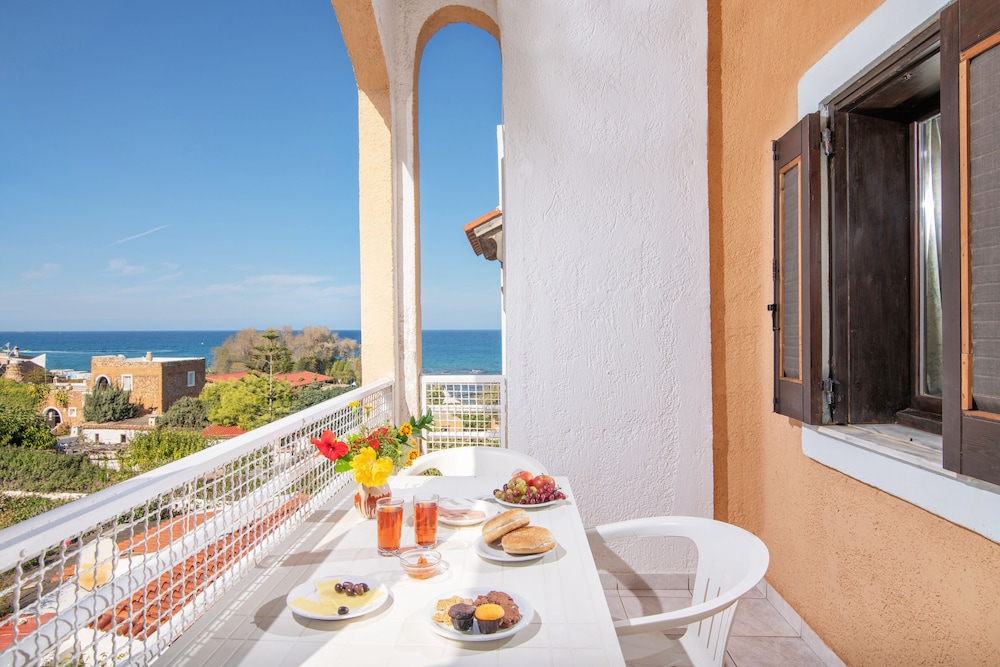 Iliostasi Beach Apartments — Hotel rooms in Hersonissos