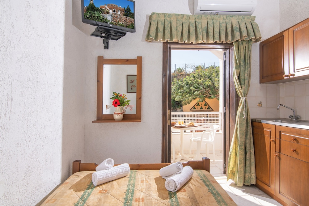 Iliostasi Beach Apartments — Hotel rooms in Hersonissos