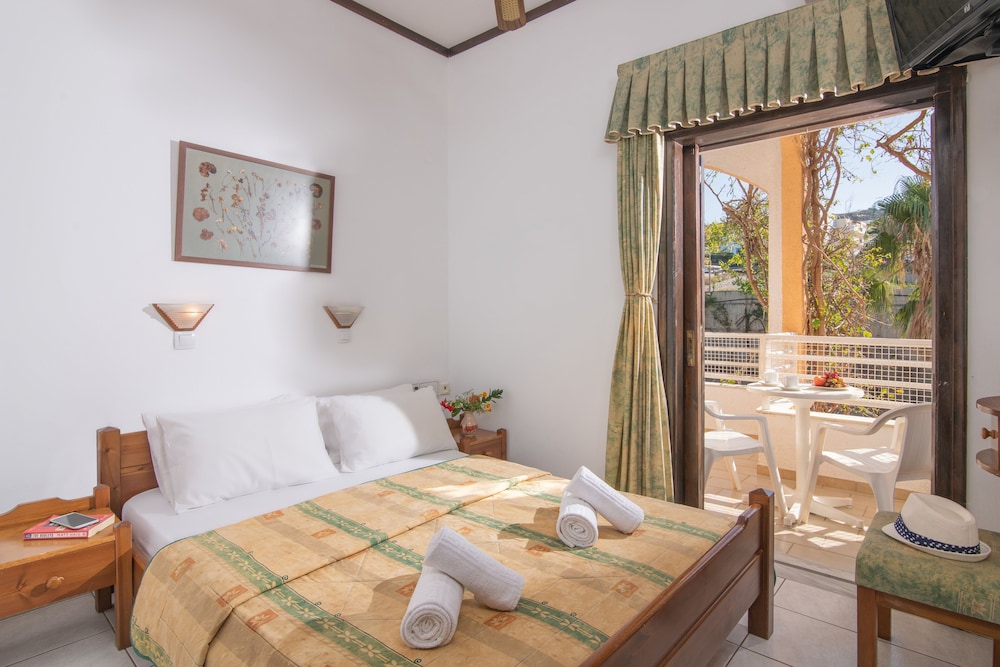 Iliostasi Beach Apartments — Hotel rooms in Hersonissos