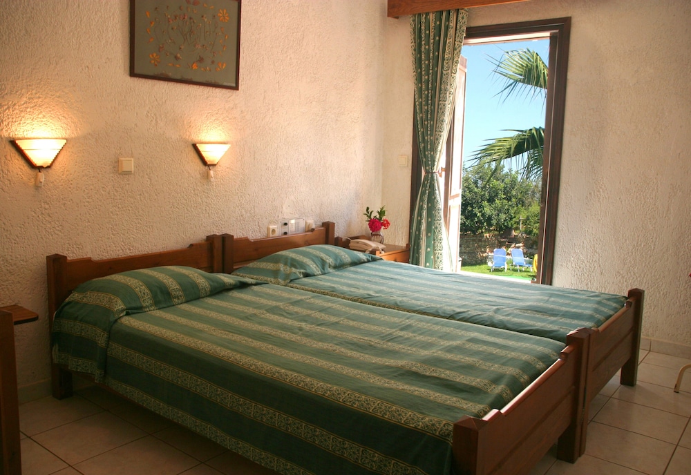 Iliostasi Beach Apartments — Hotel rooms in Hersonissos