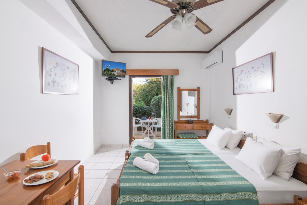 Iliostasi Beach Apartments — Hotel rooms in Hersonissos