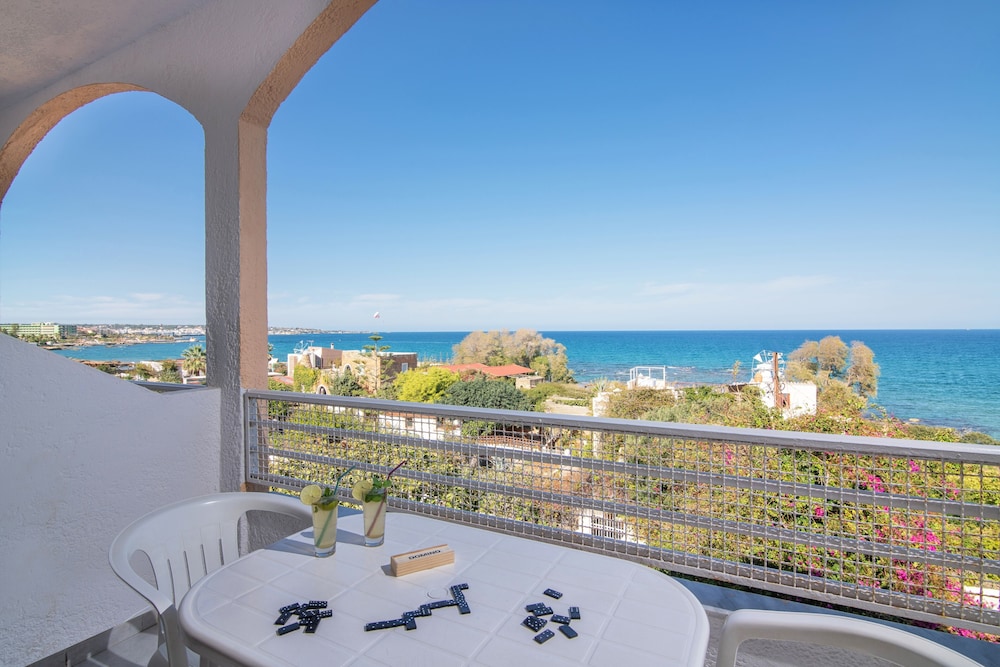 Iliostasi Beach Apartments — Hotel rooms in Hersonissos