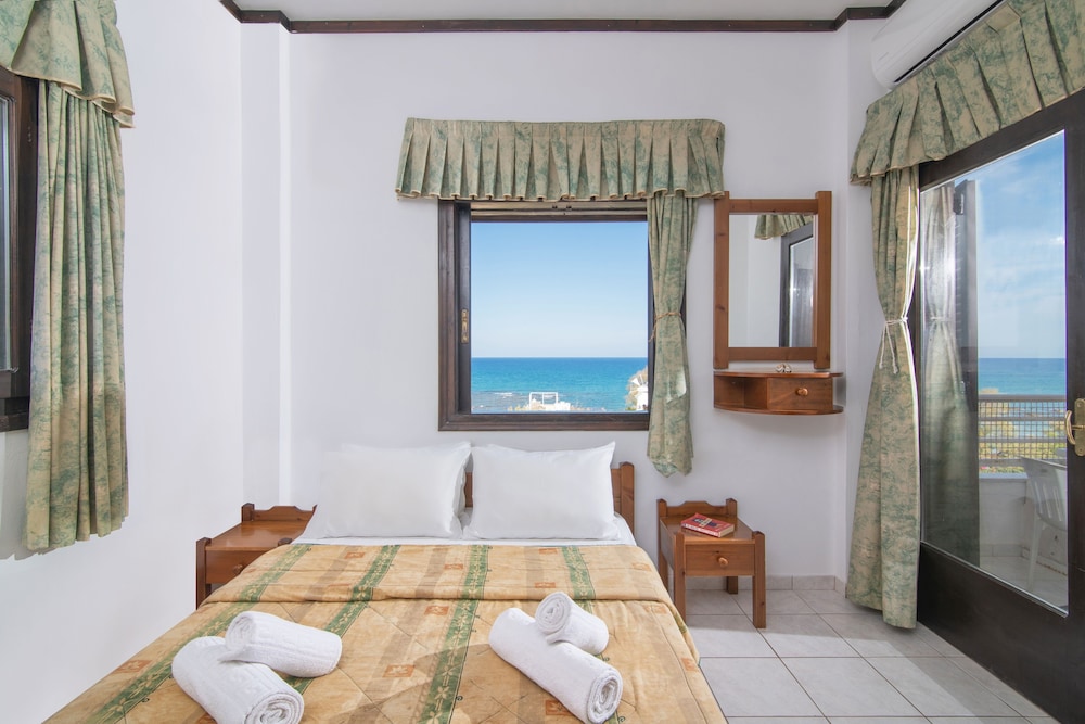 Iliostasi Beach Apartments — Hotel rooms in Hersonissos