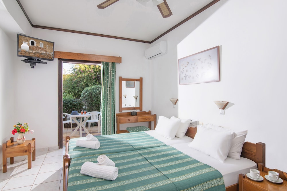Iliostasi Beach Apartments — Hotel rooms in Hersonissos